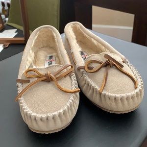 Minnetonka beige slippers